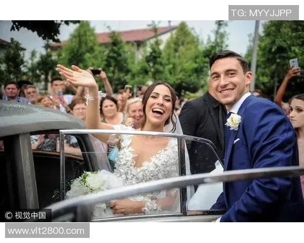 球星足球场上的热血瞬间与甜蜜女友并肩而行的美好时光