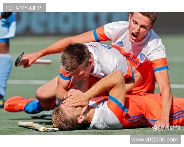 足球巨星赛场受伤痛苦瞬间引发球迷心疼热议